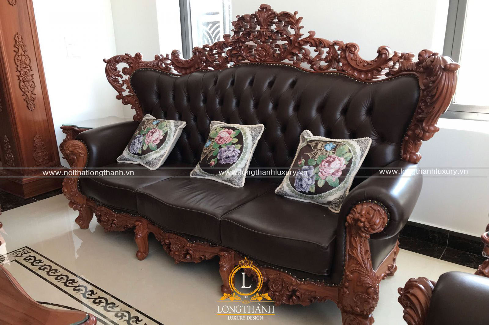 Sofa tân cổ điển với dáng ghế ba đẹp chuẩn mực