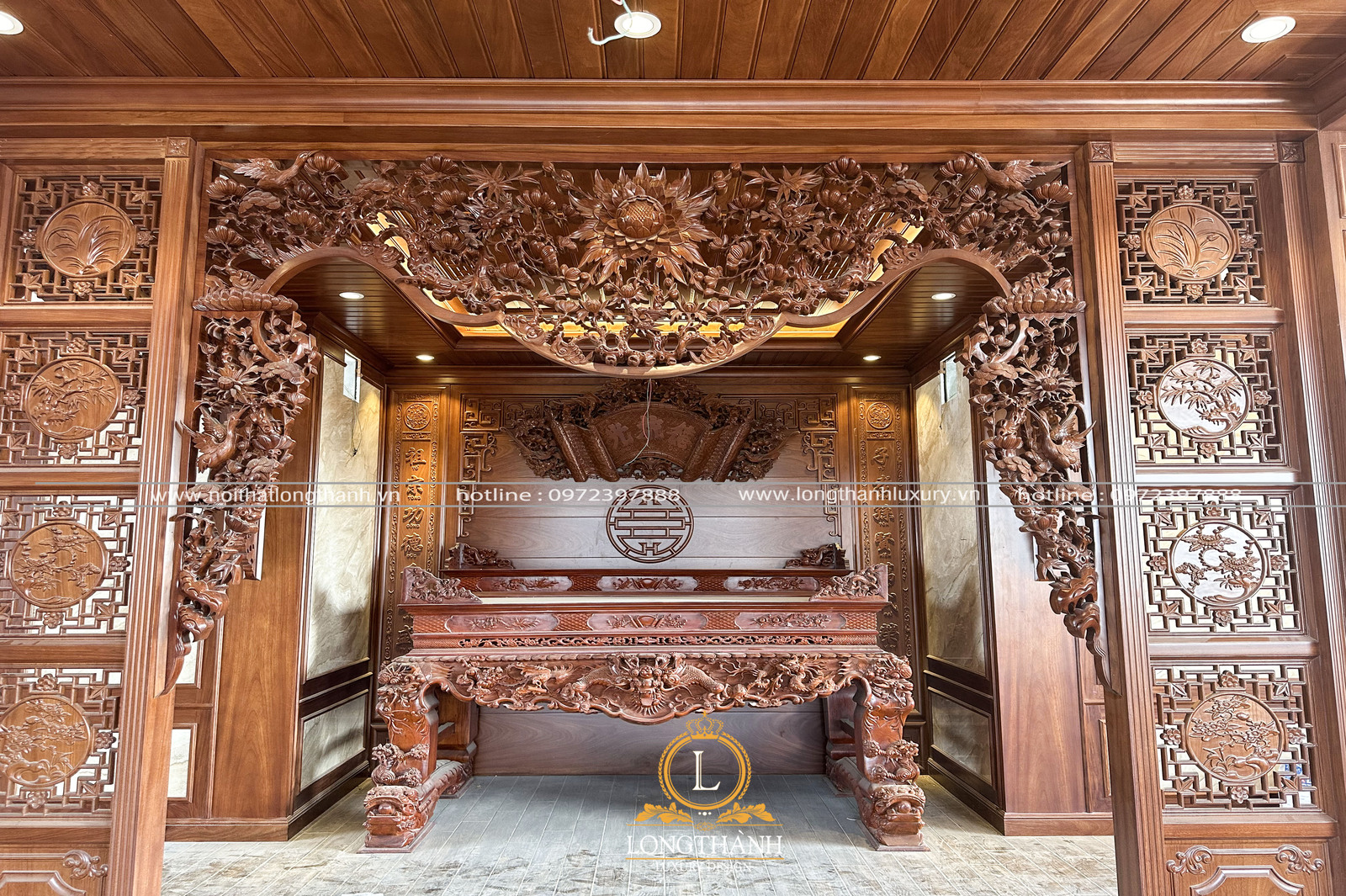 Thi công nội thất phòng thờ gỗ gõ đỏ trang nghiêm tại Hà Nội