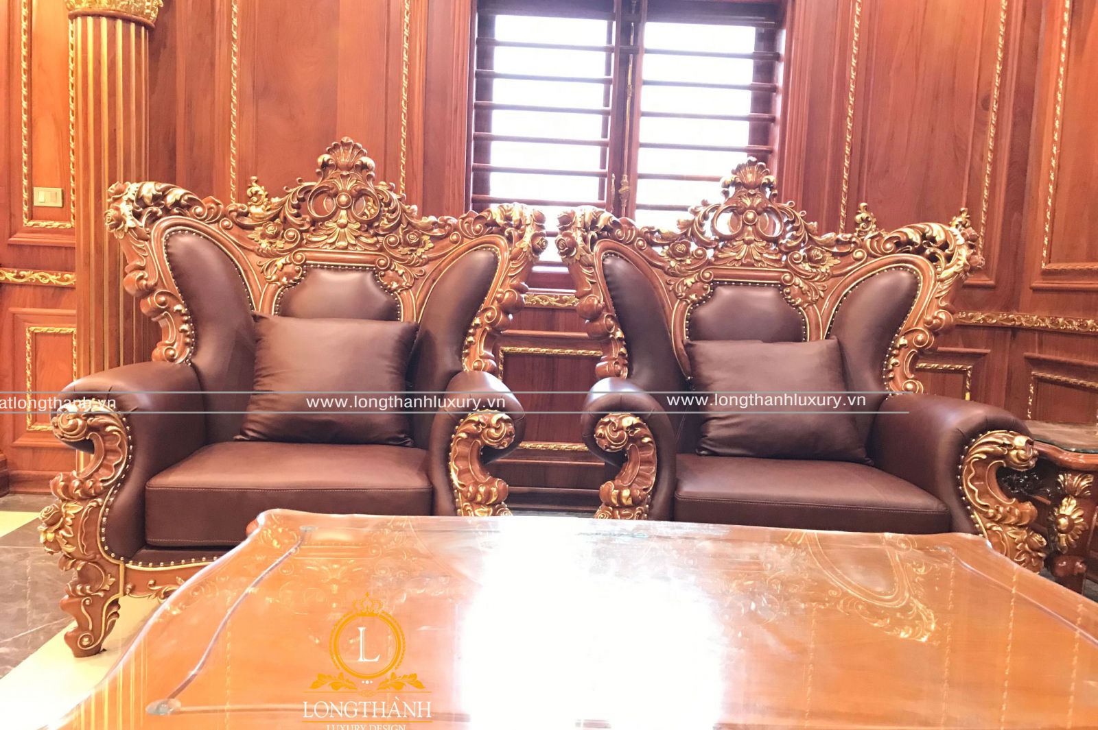 Mẫu sofa dát vàng sang trọng được trưng bày tại showoom tạo ấn tượng mạnh cho khách hàng