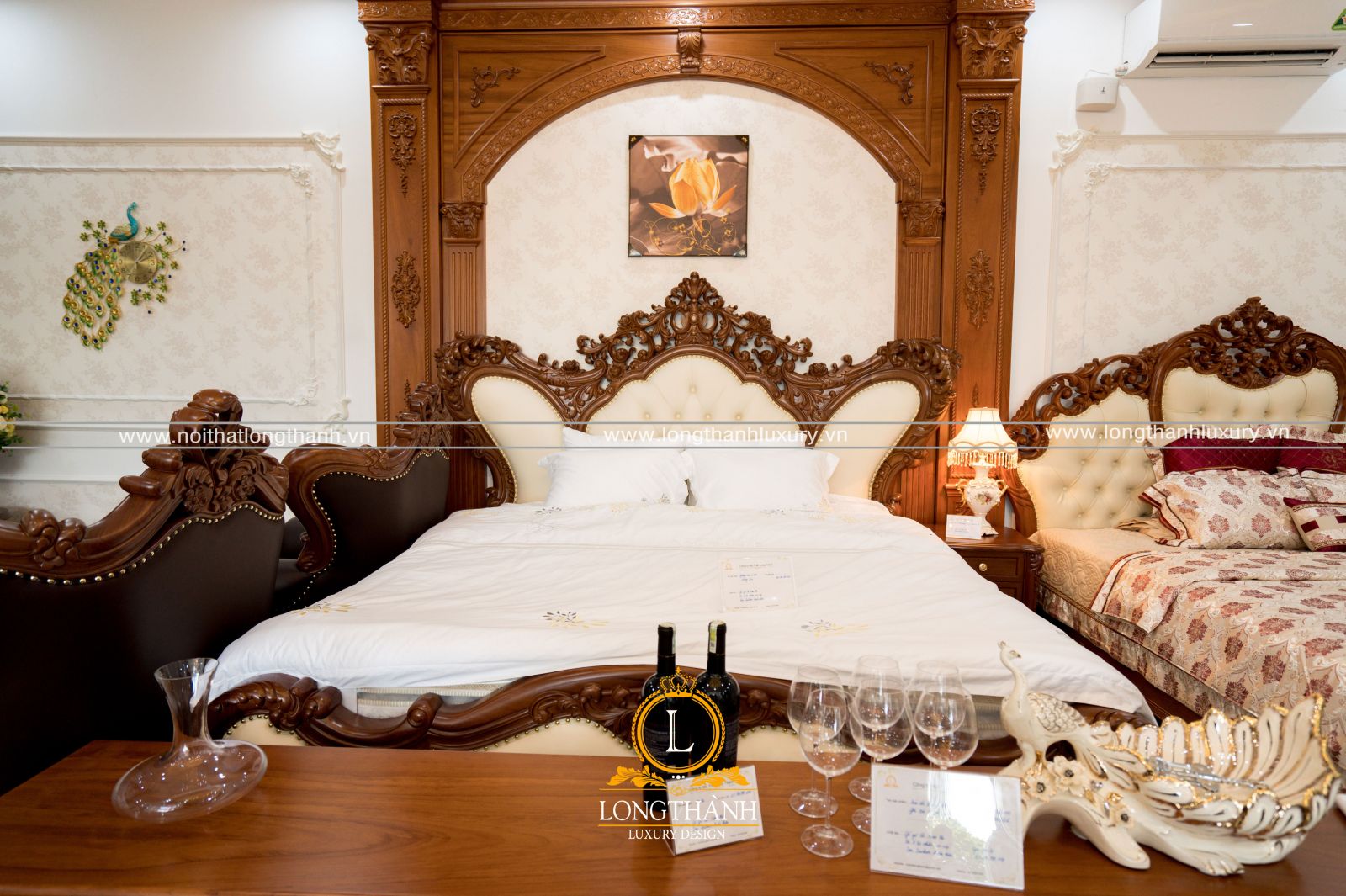 Những chiếc giường ngủ tân cổ điển cũng được trưng bày tại cửa hàng đại lý cho khách hàng tham quan trải nghiệm