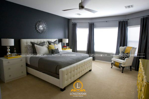 Nội thất phòng ngủ hiện đại cho không gian rộng với gam màu ghi đậm và vàng