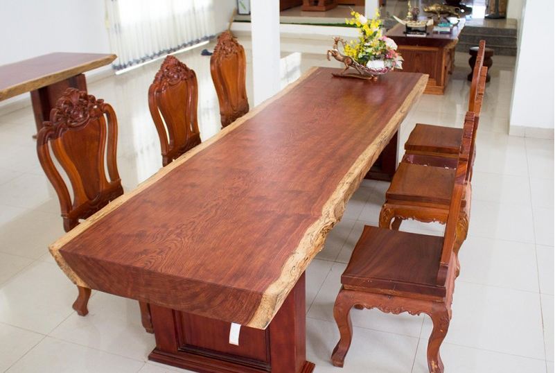 Mẫu bàn ăn nguyên khối là từ gỗ Lát