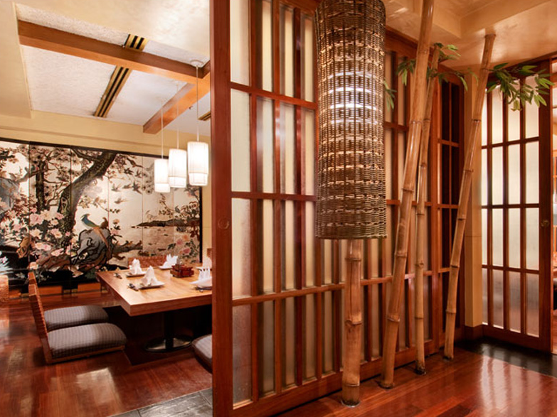 Vật liệu gỗ được sử dụng chủ đạo và không thể thiếu được trong kiến trúc nhà hàng Nhật Bản