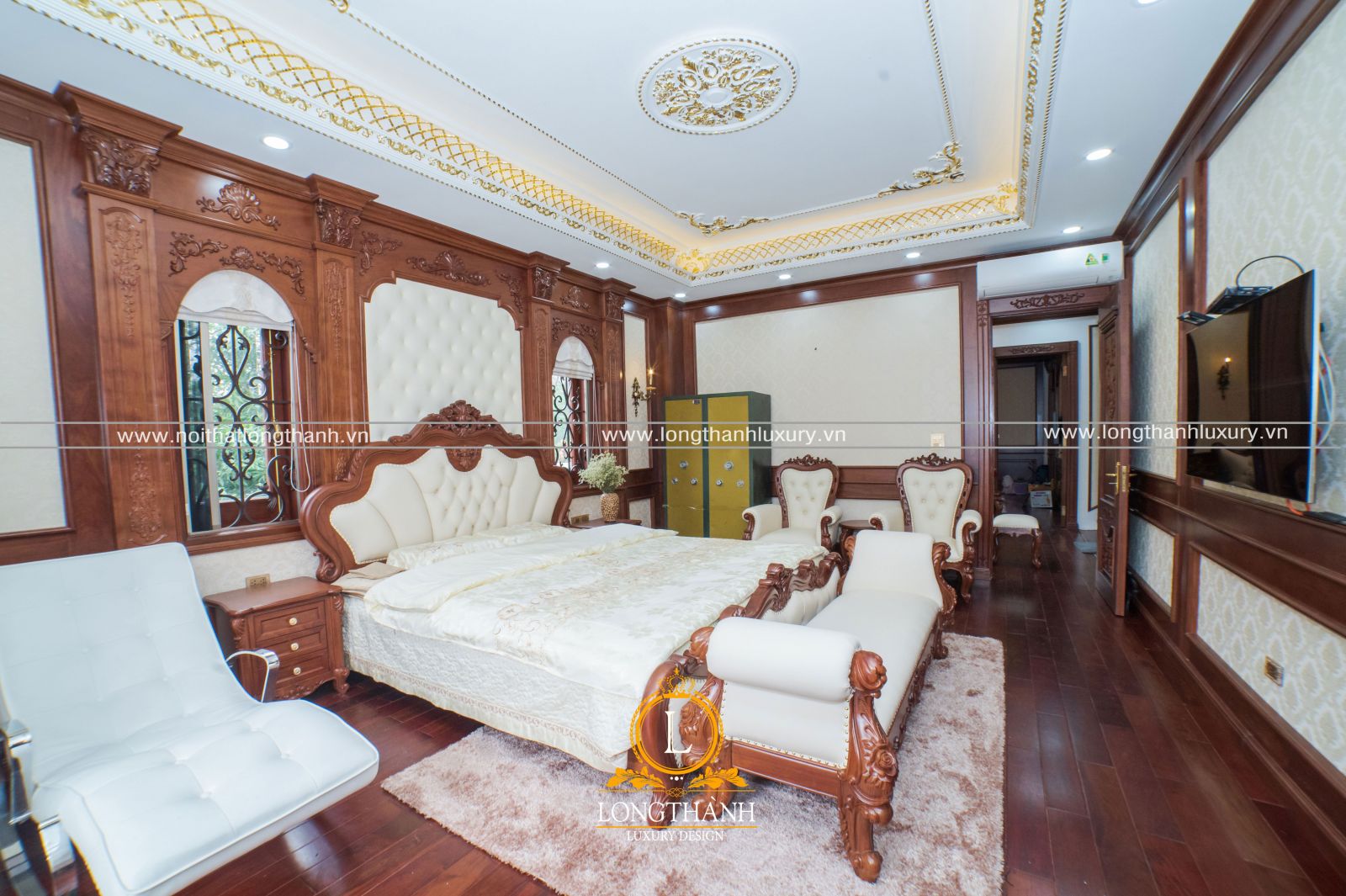 Phòng ngủ Master với tone màu trắng kem kết hợp màu gỗ làm chủ đạo