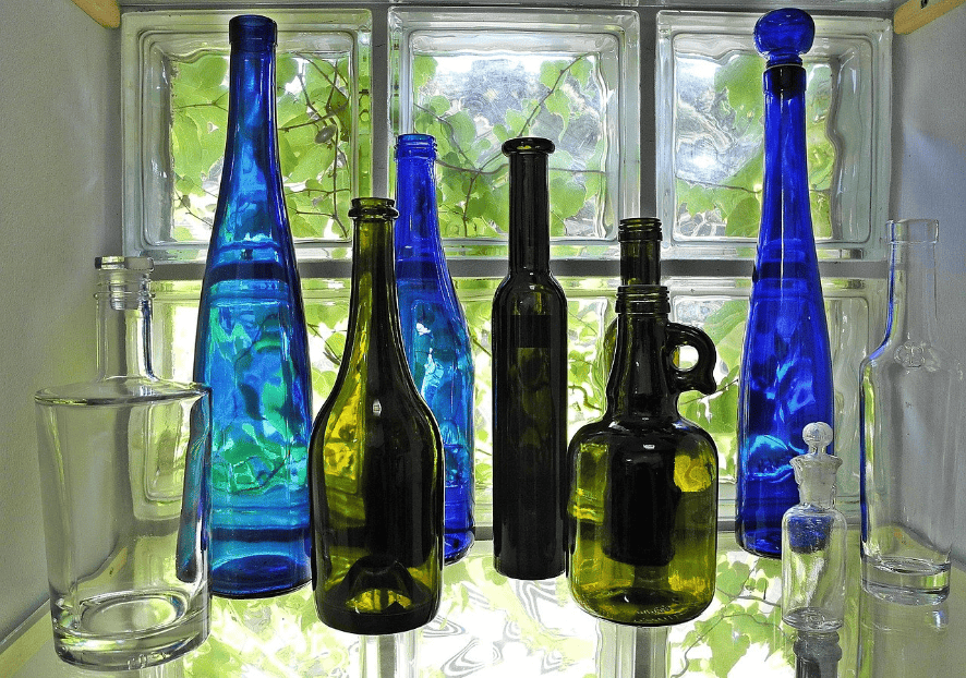 trang trí cửa sổ bằng những chai rượu vang đã qua sử dụng
